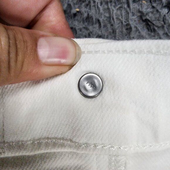 Levi's Shorts Womens 32 White Stretch Mid Rise Mid Length Denim Jean - Picture 8 of 11